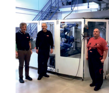 Robotcelle fra Flextek i drift hos Ronstan i Vejle med emnehåndtering til Okuma Multus B400W.