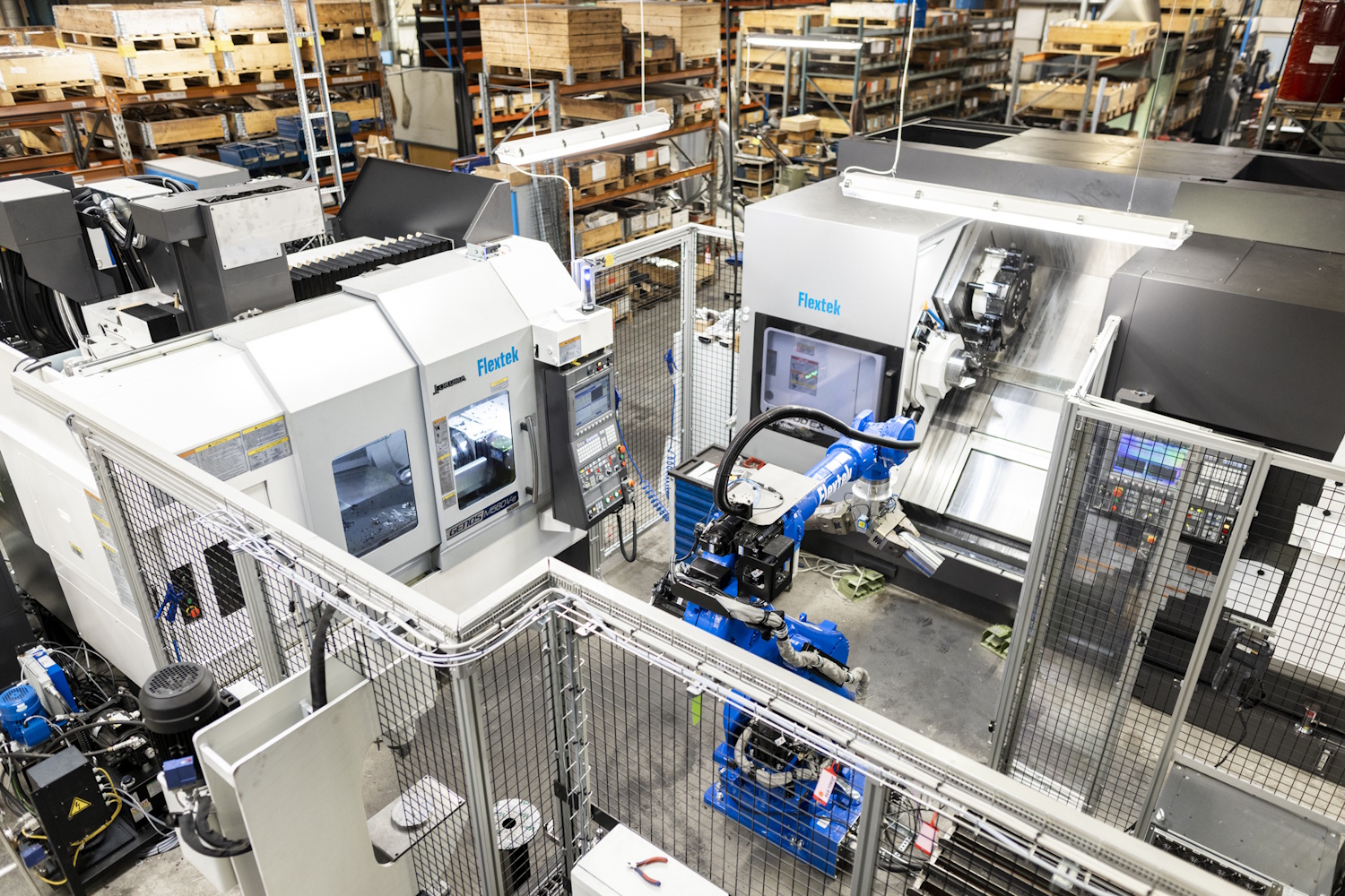 En fuldautomatisk produktionscelle bestående af Okuma-maskiner og Yaskawa-robot sikrer stabil drift og ubemandet bearbejdning hos Brdr. Markussen Metalvarefabrik A/S,