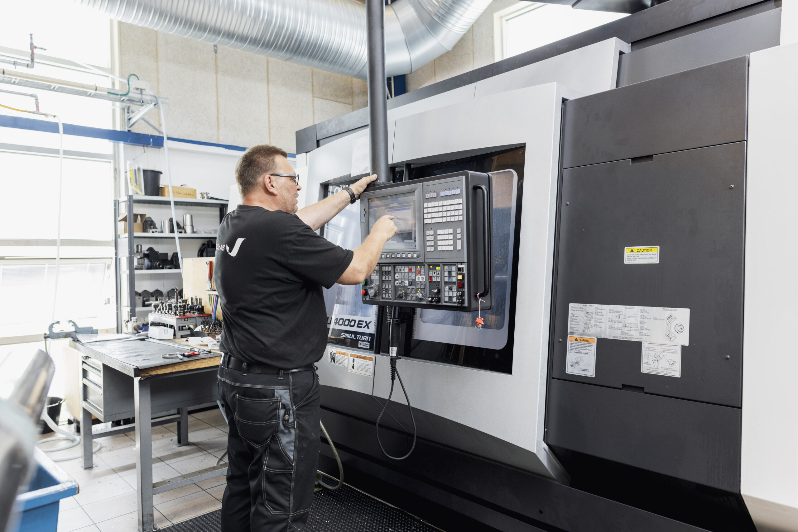TripleCut medarbejder ved Okuma LU4000EX leveret af Flextek – præcis CNC og halveret produktionstid