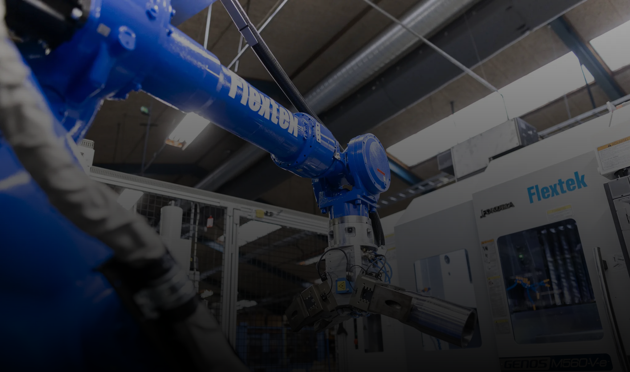 Yaskawa robot integreret i Flextek Okuma CNC-setup til automatiseret emnehåndtering.
