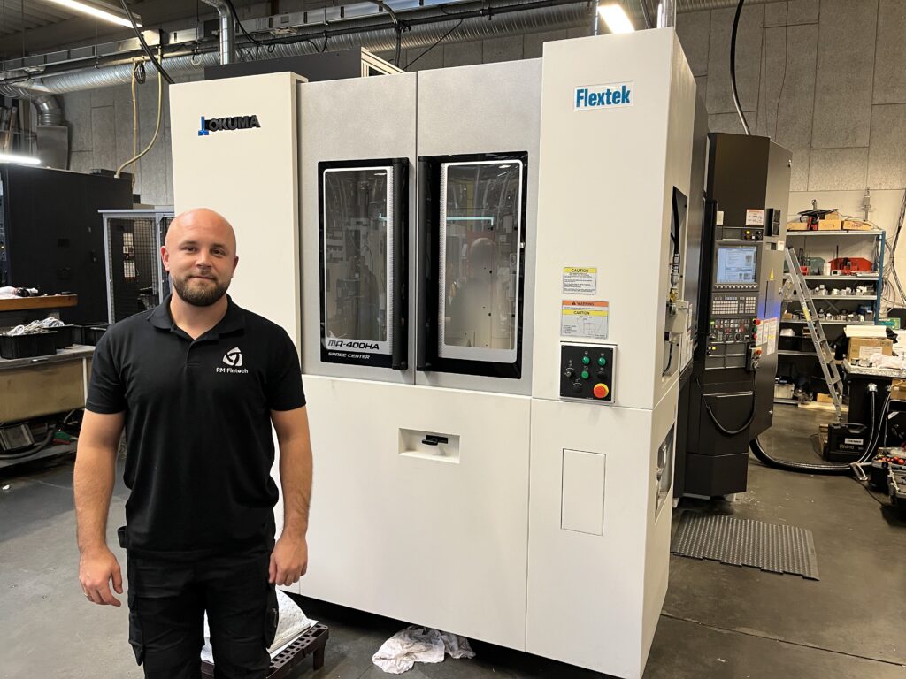 Rasmus Skovgaard, Adm. Direktør hos RM Fintech, foran nyinstalleret Okuma MA-400H CNC-maskine