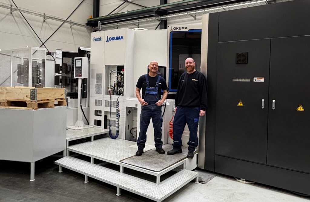 Bent Hansen og Kim Pedersen, operatører hos Eldan Recycling, foran Okuma MA600HIII CNC-maskine installeret af Flextek til ubemandet produktion