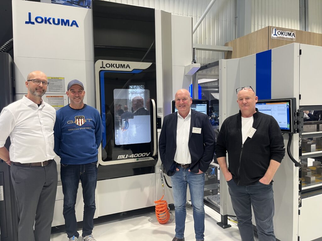 Flextek og NFI team ved Okuma MU-4000V under Okuma Open House i Krefeld